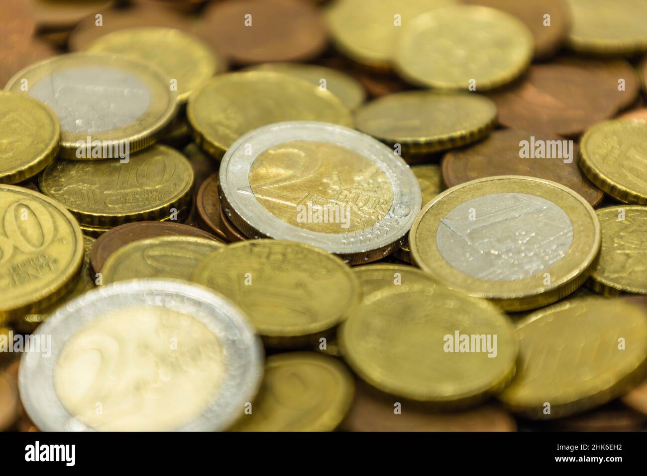 Primo piano di una pila di monete in euro. Una manciata di monete. Dispersione delle monete Foto Stock