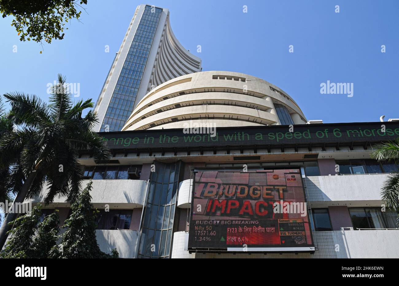 Mumbai, India. 01st Feb 2022. Le notizie di bilancio lampeggiano sullo  schermo all'esterno dell'edificio Bombay Stock Exchange (BSE) a Mumbai. I  prezzi delle azioni aumentano se il bilancio dell'Unione è percepito  positivamente