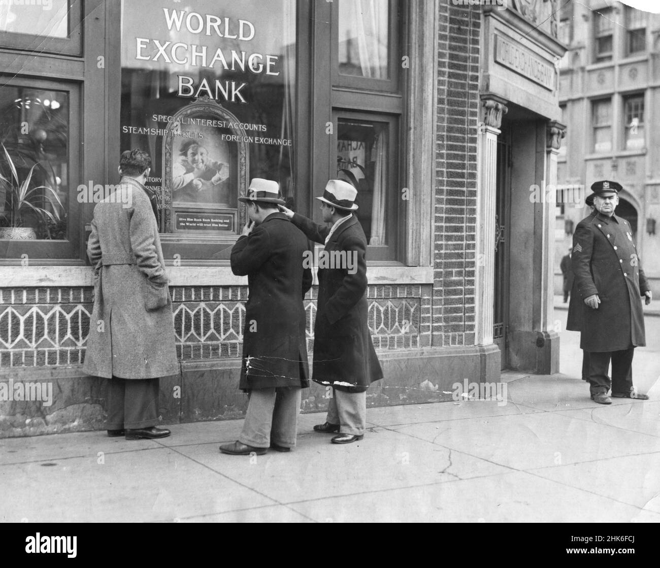 La polizia si trova all'ingresso della Banca Mondiale di Cambio al 174 Second Avenue, New York City, dopo che era stata chiusa a causa di una corsa su di essa. Marzo 20, 1931. Foto Stock