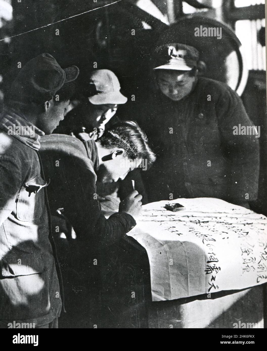 1950, la Cina - Volontari di una Cina del Nord fabbrica macchina firmare in su per il servizio militare in Corea per aiutare la diffusione del comunismo. Foto Stock
