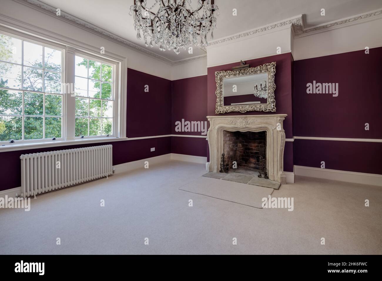 Sible Hedingham, Essex - Maggio 10 2017: Splendido salone tradizionale della reception all'interno di un edificio storico del 16th secolo con camino originale Foto Stock