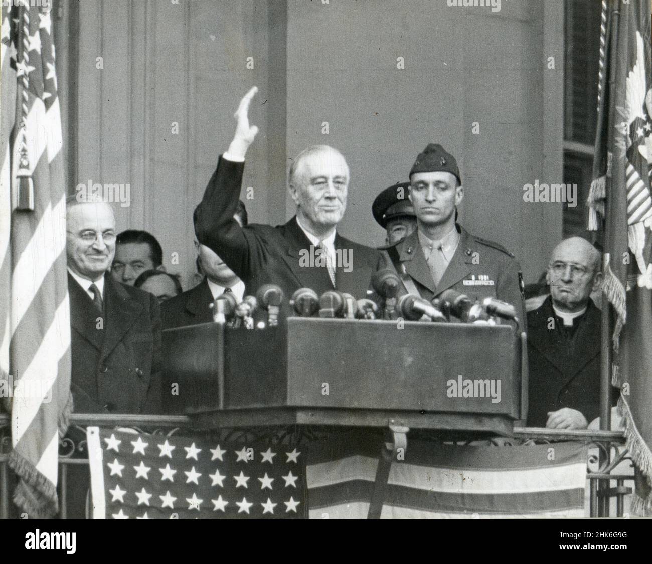 20 gennaio 1945, Washington, DC - Franklin Delano Roosevelt mostrato subito dopo aver preso il suo giuramento del 4th. La cerimonia durò solo 15 minuti. Il vicepresidente Harry Truman è sulla sinistra e James, figlio di Roosevelt, si trova accanto al padre, Washington, DC. Foto Stock