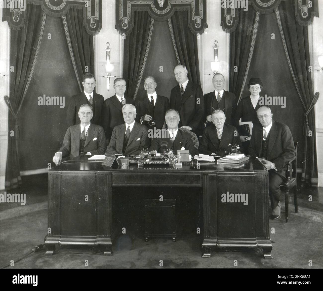 1933 - Presidente Franklin D. Roosevelt (centro) e il suo gabinetto del 1933. Seduto da sinistra a destra: George H. Dern, sec. Di guerra; Cordell Hull, sec di Stato; Roosevelt; W.H. Woodin, sec of Treasury; Homer S. Cummings, procuratore generale. Back Row da sinistra a destra: Henry A. Wallace, sec. Di Agricoltura; Harold L. Ickes, sec di interno; c.a. Swanson, Sez of Navy; James A. Farley, Postmaster Generale; D.C. Roper, Sec. Di Commercio; e Frances Perkins, sec. Di lavoro. Foto Stock