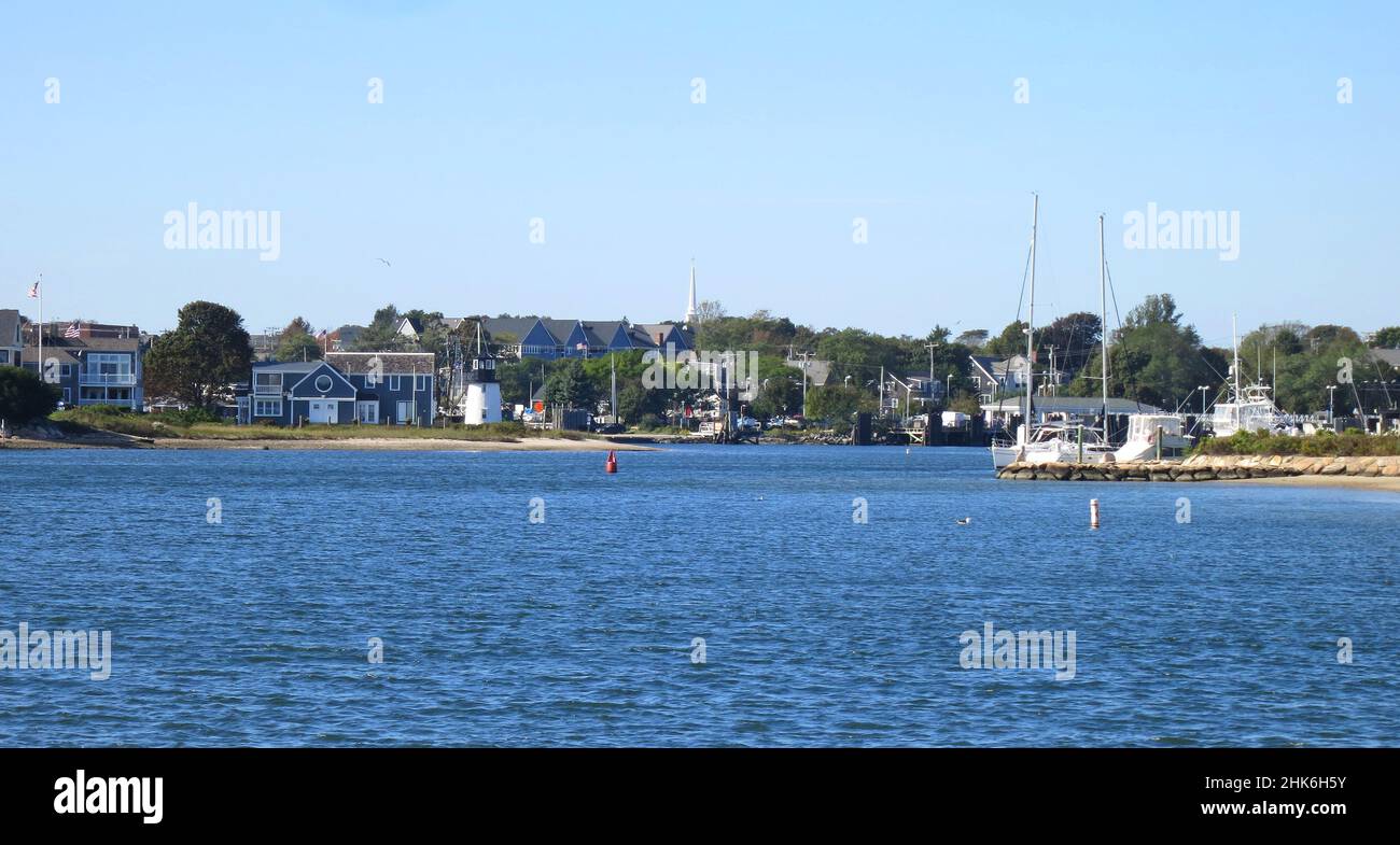 Ingresso al porto di Hyannis, con faro, a Cape Cod Massachusetts, USA. Foto Stock