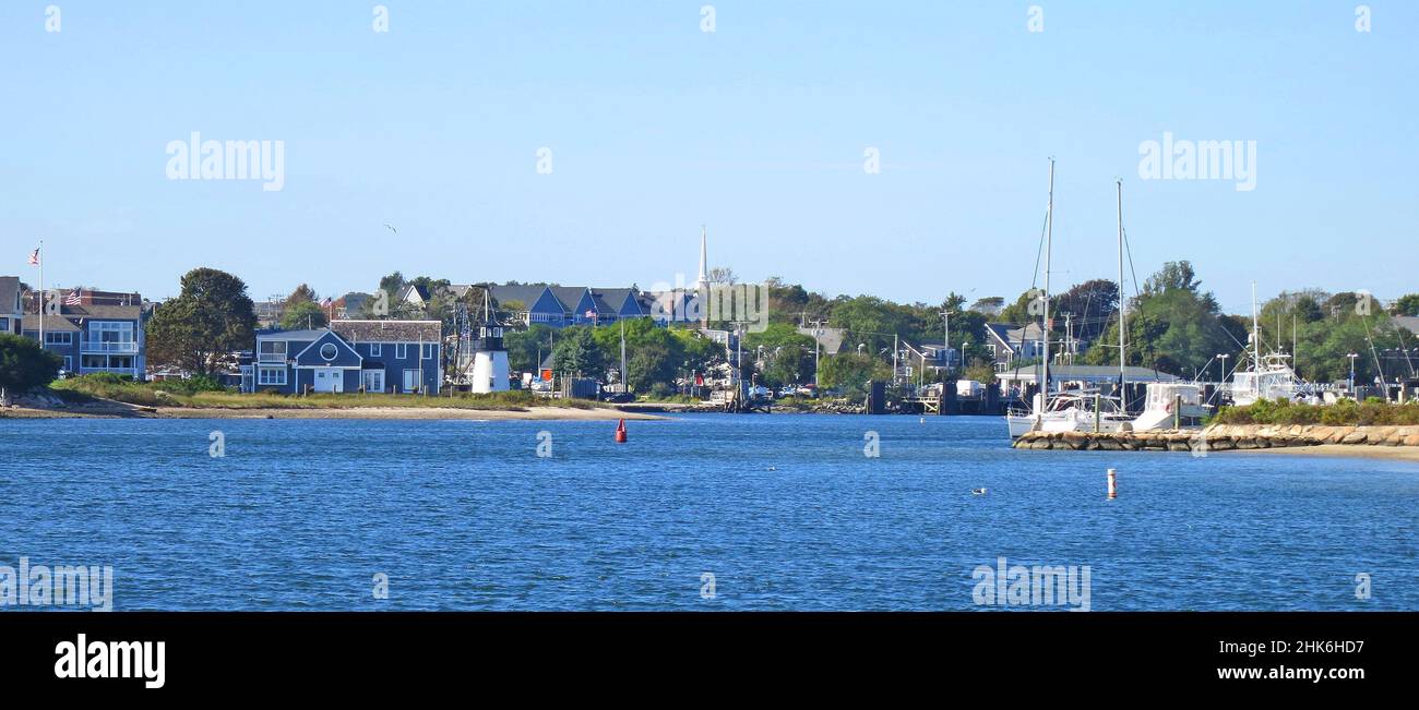 Ingresso al porto di Hyannis, con faro, a Cape Cod Massachusetts, USA. Foto Stock