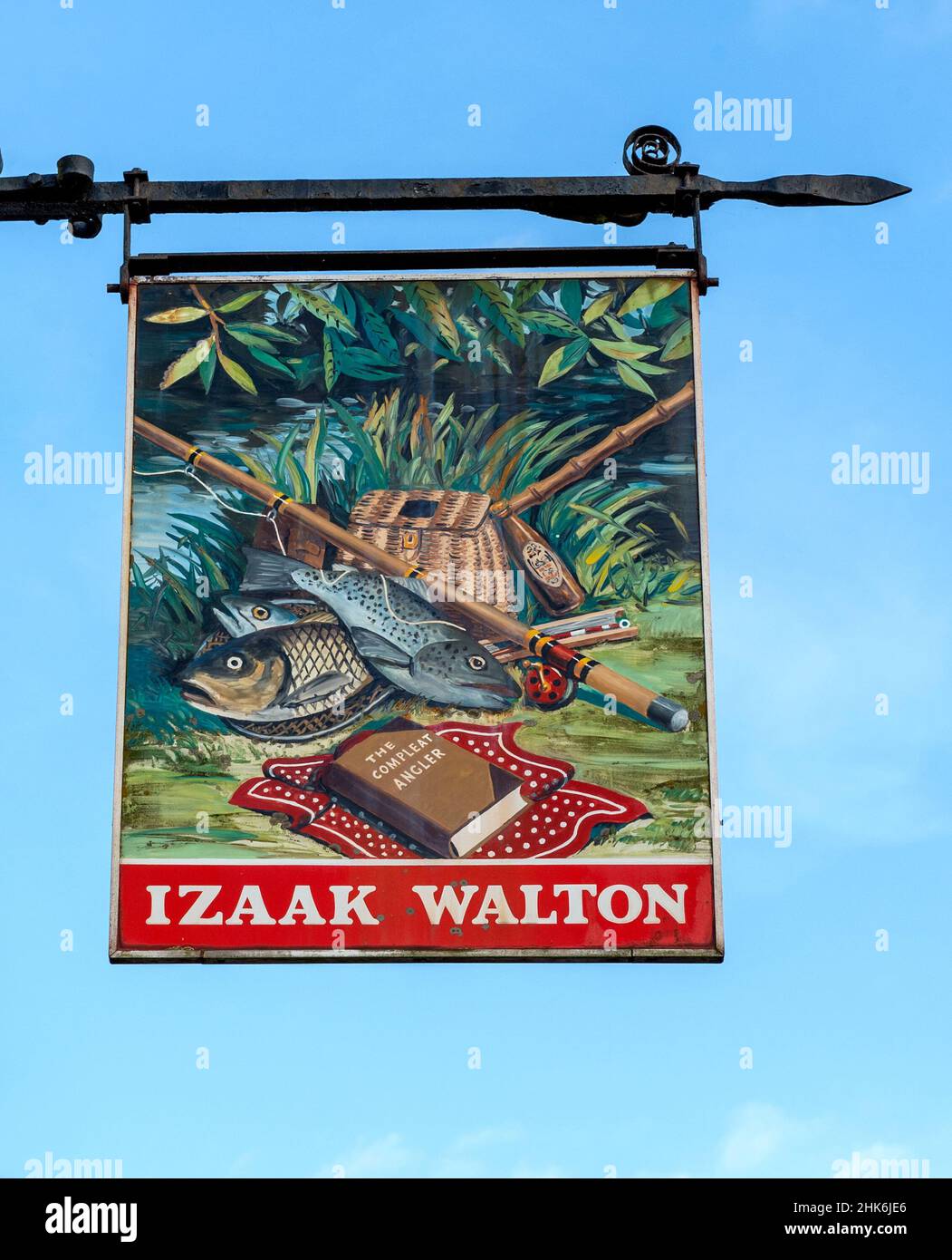 Tradizionale appeso pub cartello presso la casa pubblica Izaak Walton, High Street, East Meon, Petersfield, Hampshire, Inghilterra, Regno Unito. Foto Stock