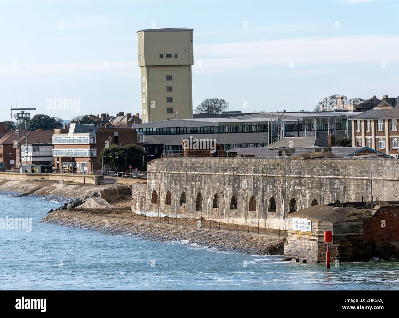 Fort blockhouse, Gosport, Hampshire, Inghilterra, Regno Unito con il Submarine Escape Training Tower sullo sfondo. Foto Stock
