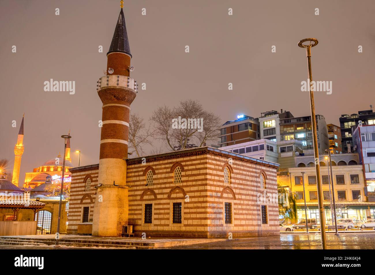 Vista notturna della moschea Selman Aga a Uskudar, Istanbul. Questa moschea storica costruita nel 1506. Foto Stock