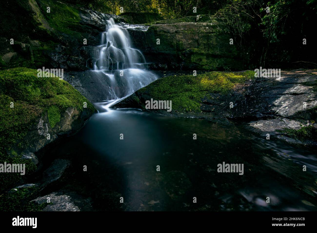 Goccia d'acqua nel Parco Nazionale di Salto Encantado, detto Salto Colibrí (salto di uccelli umming) tra la foresta della giungla in Aristobulo del Valle, Misiones, Arg Foto Stock