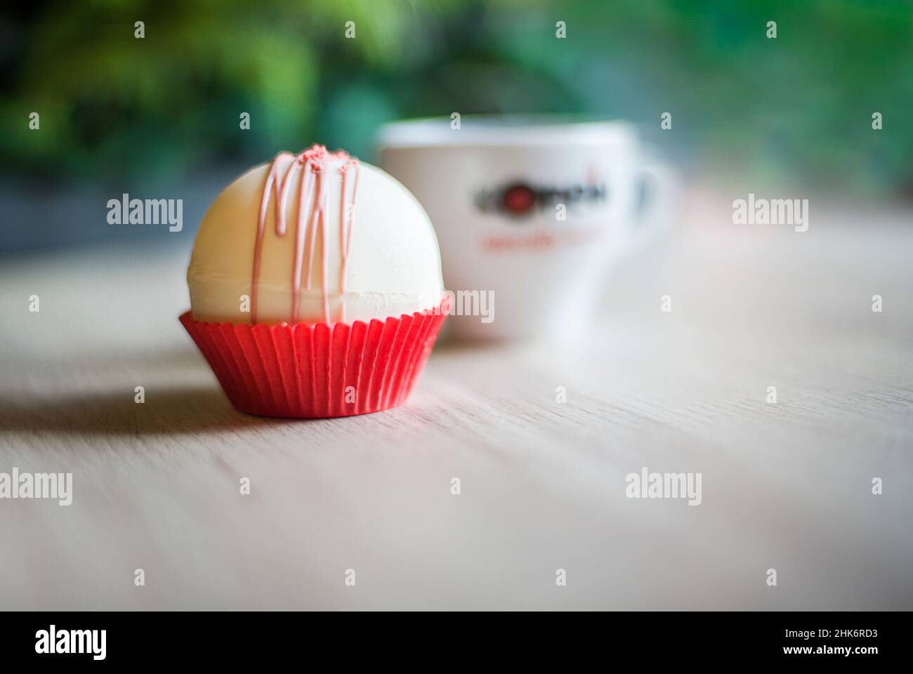 Torta di forma sferica, con una tazza di caffè sullo sfondo Foto Stock