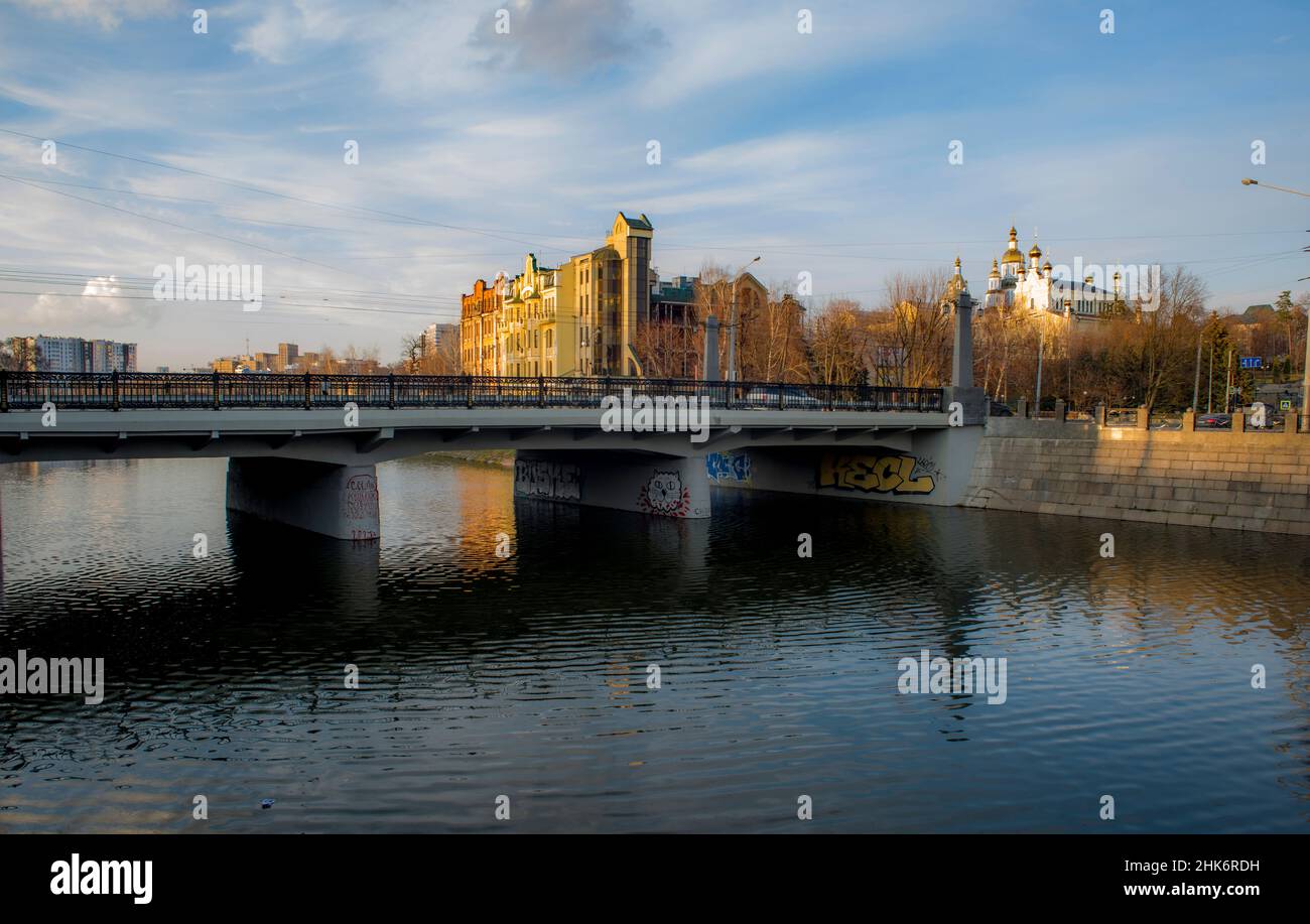Una vista della città di Kharkiv, con un ponte, e la Chiesa della copertura della Vergine Maria Foto Stock