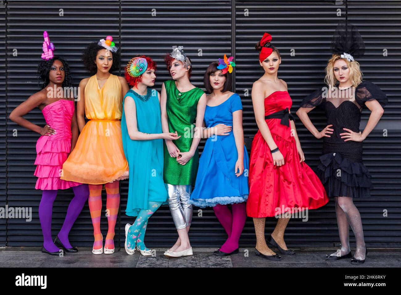 Gruppo di modelli con abiti colorati, settimana della moda alternativa allo Spitalfields Market, Londra Foto Stock