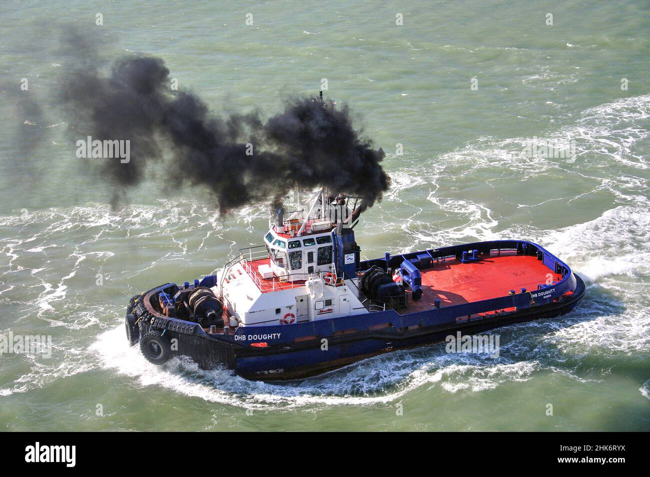 Rimorchiatore scortando MS Eurodam nave da crociera dal porto, Dover, Kent, England, Regno Unito Foto Stock