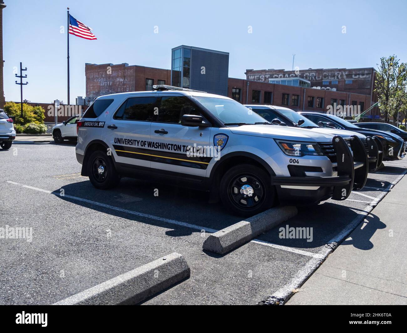 Tacoma, WA USA - circa Agosto 2021: Vista ad angolo di un veicolo di sicurezza del campus dell'Università di Washington nel parcheggio del campus in una giornata luminosa e soleggiata Foto Stock