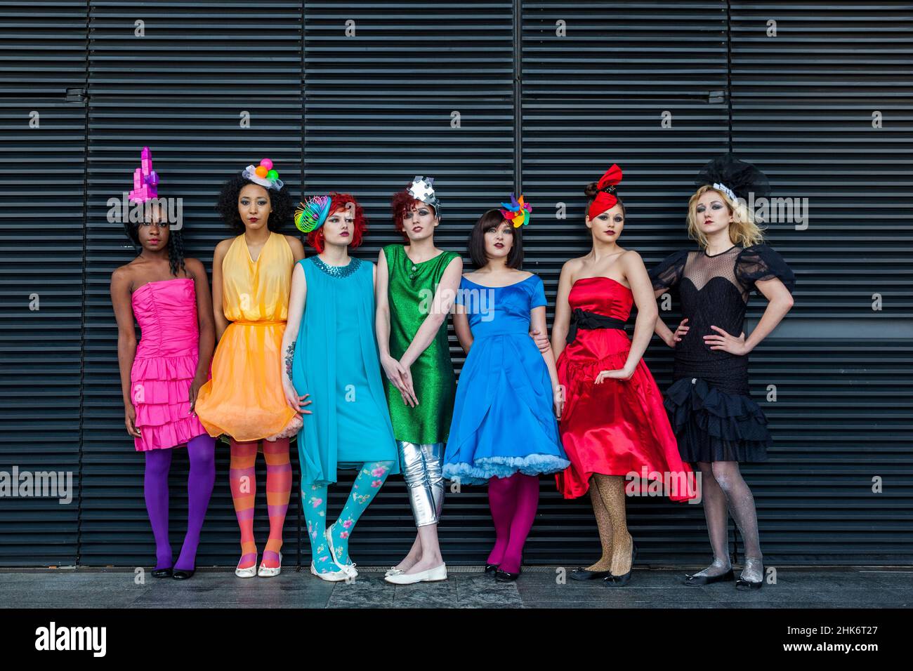 Gruppo di modelli con abiti colorati, settimana della moda alternativa allo Spitalfields Market, Londra Foto Stock