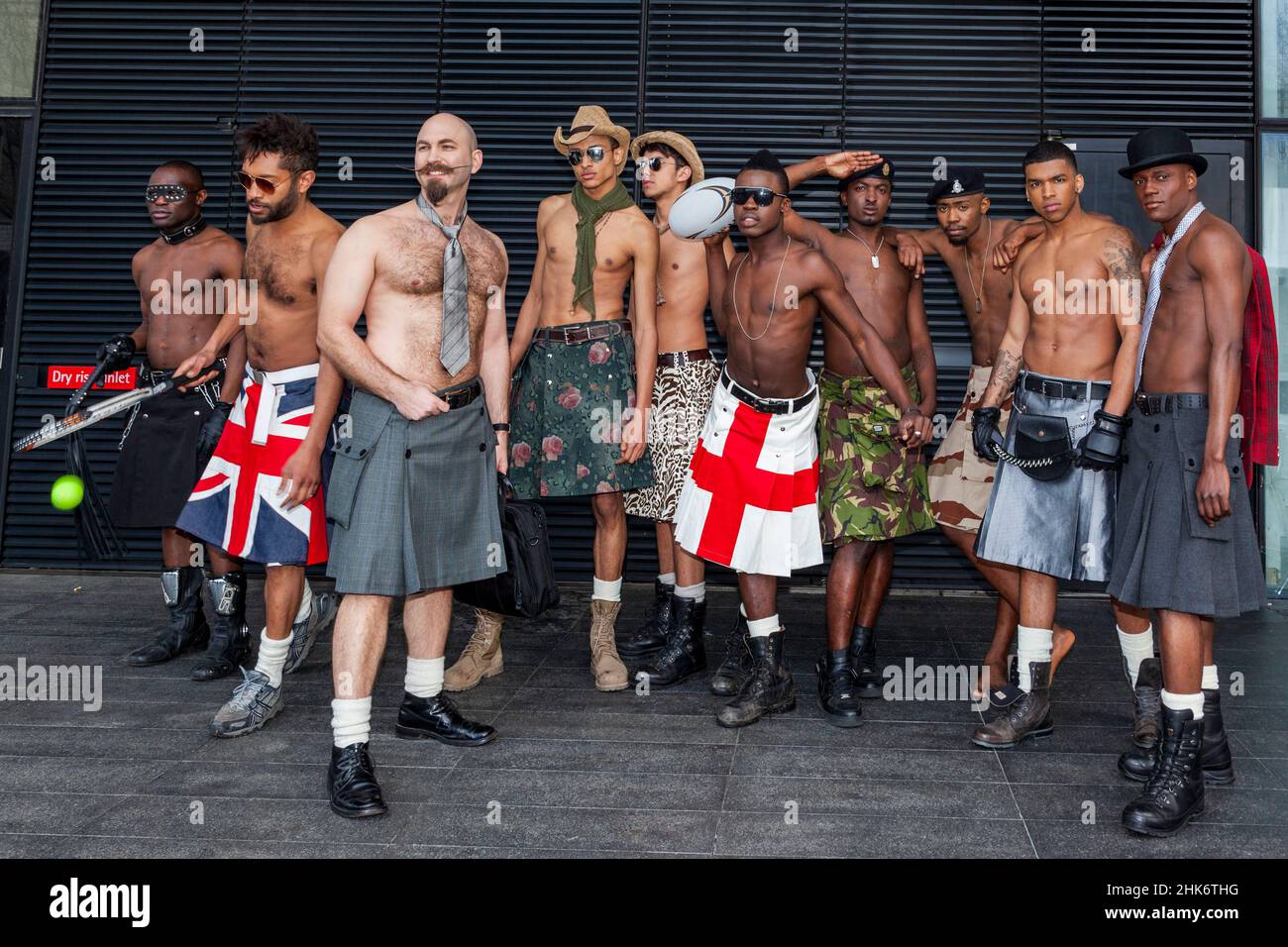 Gruppo di uomini che indossano forni di stilista, settimana della moda alternativa allo Spitalfields Market, Londra Foto Stock