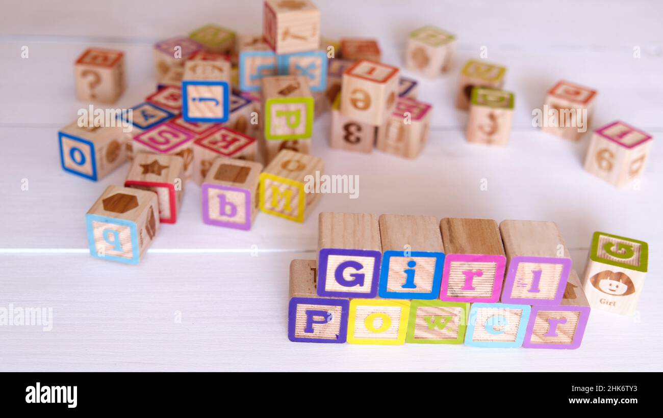 Il potere della ragazza di parola scritto sul blocco di legno con le lettere colorate. Foto Stock