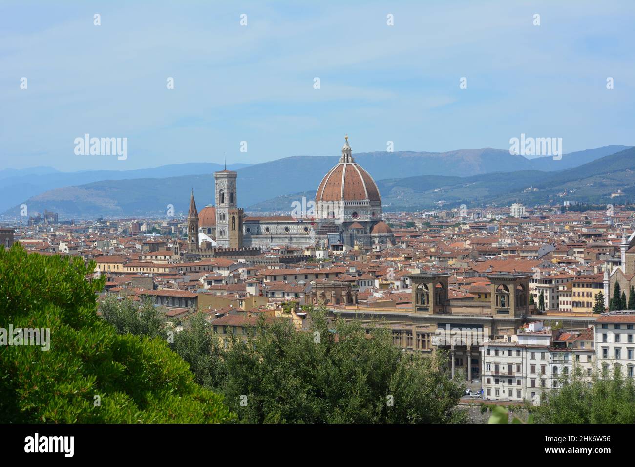 Panorama Italia Firenze - fotografato giù da una collina con la cattedrale di Santa Maria del Fiore Foto Stock