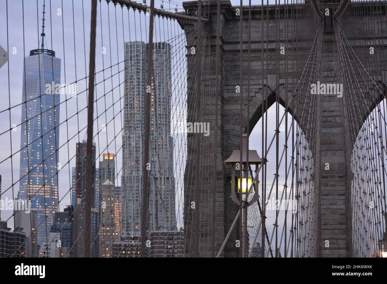 New York City Skyline - fotografato dal ponte di Manhattan verso il quartiere finanziario, incluso il One World Trade Center Foto Stock