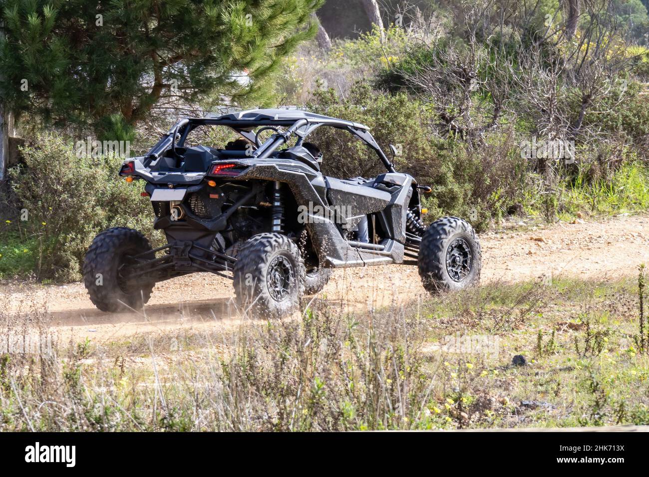Veicolo fuoristrada nero che corre lungo un percorso forestale Foto Stock