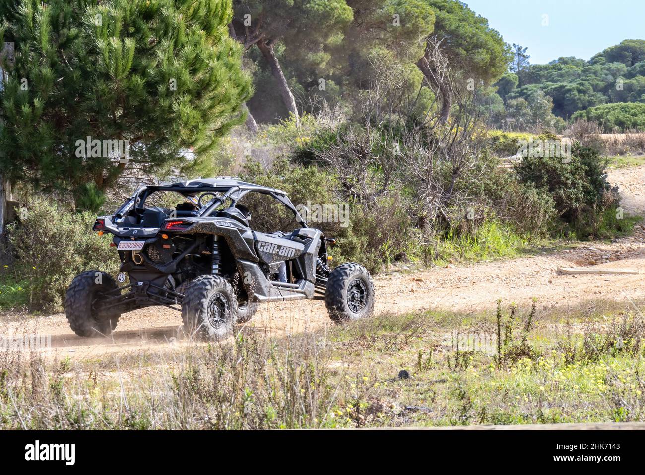Huelva, Spagna - 29 gennaio 2022: CAN-am MAVERICK, veicolo nero per tutti i terreni che corre su un sentiero forestale Foto Stock