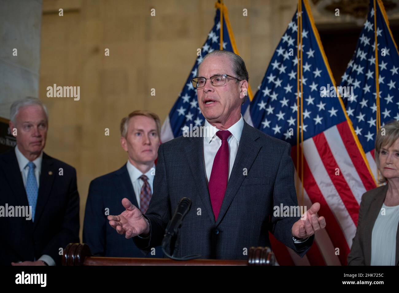 Il senatore degli Stati Uniti Mike Braun (repubblicano dell'Indiana) offre osservazioni durante una conferenza stampa sulle politiche di confine tra Stati Uniti e Messico dell'amministrazione Biden, nell'edificio Russell Senate Office di Washington, DC, mercoledì 2 febbraio 2022. Credit: Rod Lammey/CNP /MediaPunch Foto Stock