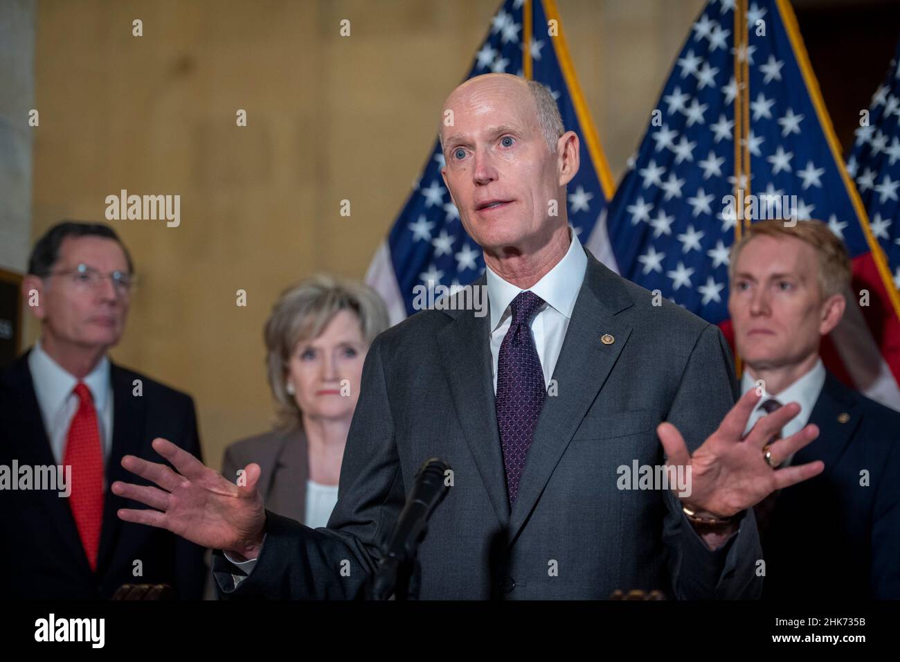 Il senatore degli Stati Uniti Rick Scott (repubblicano della Florida) offre osservazioni durante una conferenza stampa sulle politiche di confine tra Stati Uniti e Messico dell'amministrazione Biden, nell'edificio Russell Senate Office di Washington, DC, mercoledì 2 febbraio 2022. Credit: Rod Lammey/CNP /MediaPunch Foto Stock