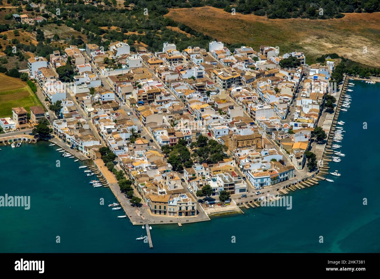 Vista aerea, case vacanze ed edifici residenziali con ormeggi barche nel porto di Portocolom, Felanitx, Isole Baleari, Maiorca, Baleari is Foto Stock