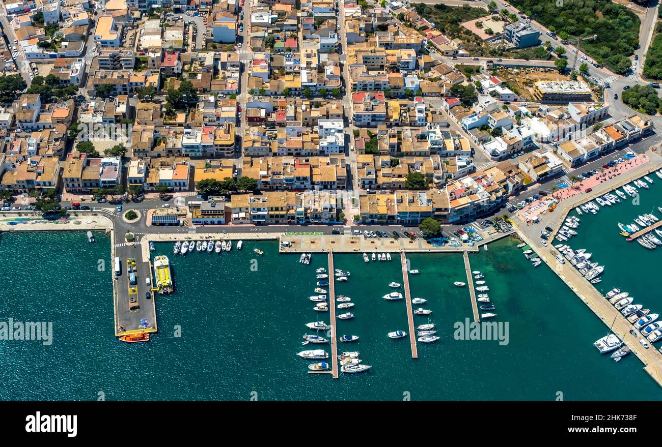 Vista aerea, case vacanze ed edifici residenziali con ormeggi barche nel porto di Portocolom, Felanitx, Isole Baleari, Maiorca, Baleari is Foto Stock