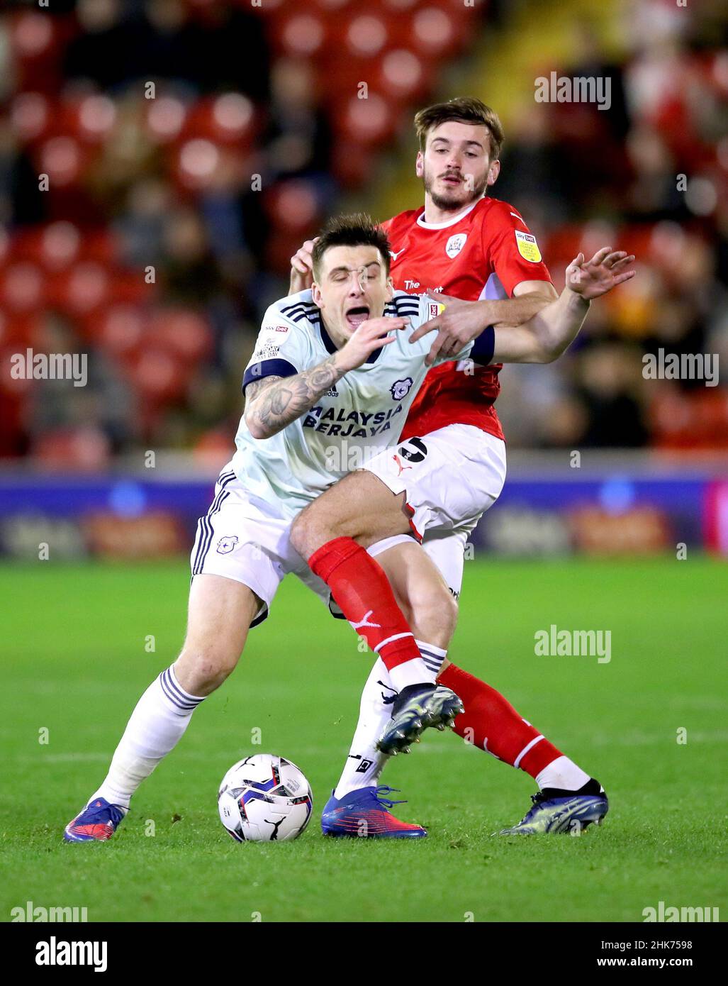 Jordan Hugill (a sinistra) di Cardiff City e Liam Kitching di Barnsley combattono per la palla durante la partita del campionato Sky Bet all'Oakwell Stadium di Barnsley. Data foto: Mercoledì 2 febbraio 2022. Foto Stock