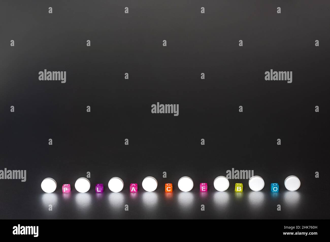 Pillola placebo. Pillole bianche e parola placebo. Effetto placebo, falso trattamento medico, Foto Stock