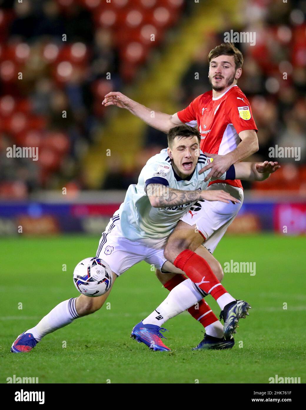 Jordan Hugill (a sinistra) di Cardiff City e Liam Kitching di Barnsley combattono per la palla durante la partita del campionato Sky Bet all'Oakwell Stadium di Barnsley. Data foto: Mercoledì 2 febbraio 2022. Foto Stock