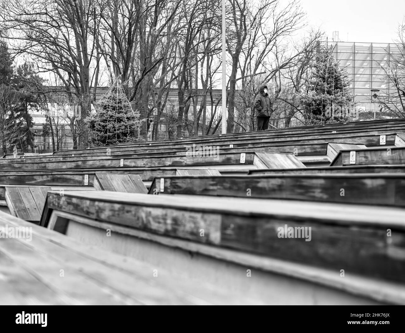 Uomo solitario in piedi e contemplare nel parco di Drumul Taberei, Bucarest.. Fotografia in bianco e nero. Foto Stock