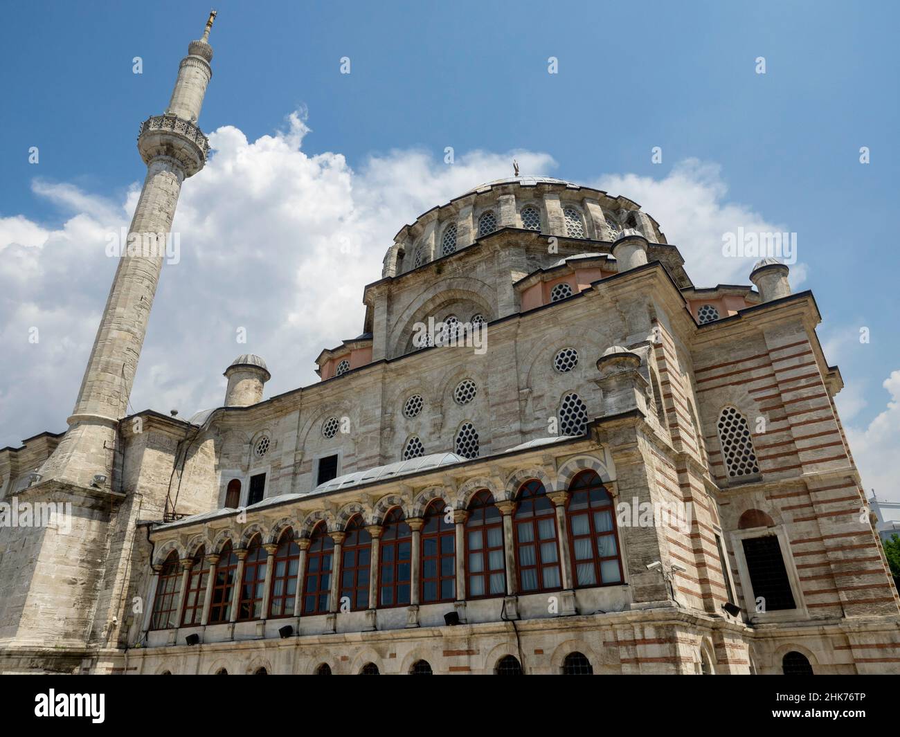 La Moschea di Laleli ha conosciuto anche una moschea di tulipani. Esterno della Moschea Laleli, una moschea imperiale ottomana del XVIII secolo situata a Laleli, Fatih, Istanbul, Tu Foto Stock