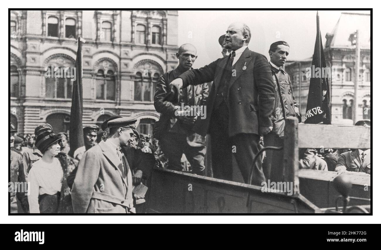 Lenin consegna un discorso alle truppe di Vsevobuch sulla Piazza Rossa. A destra - Vice Commissaria popolare per gli affari militari della Repubblica sovietica ungherese Tibor Samueli 25 maggio 1919. Foto di K. A. Kuznetsov. Foto Stock