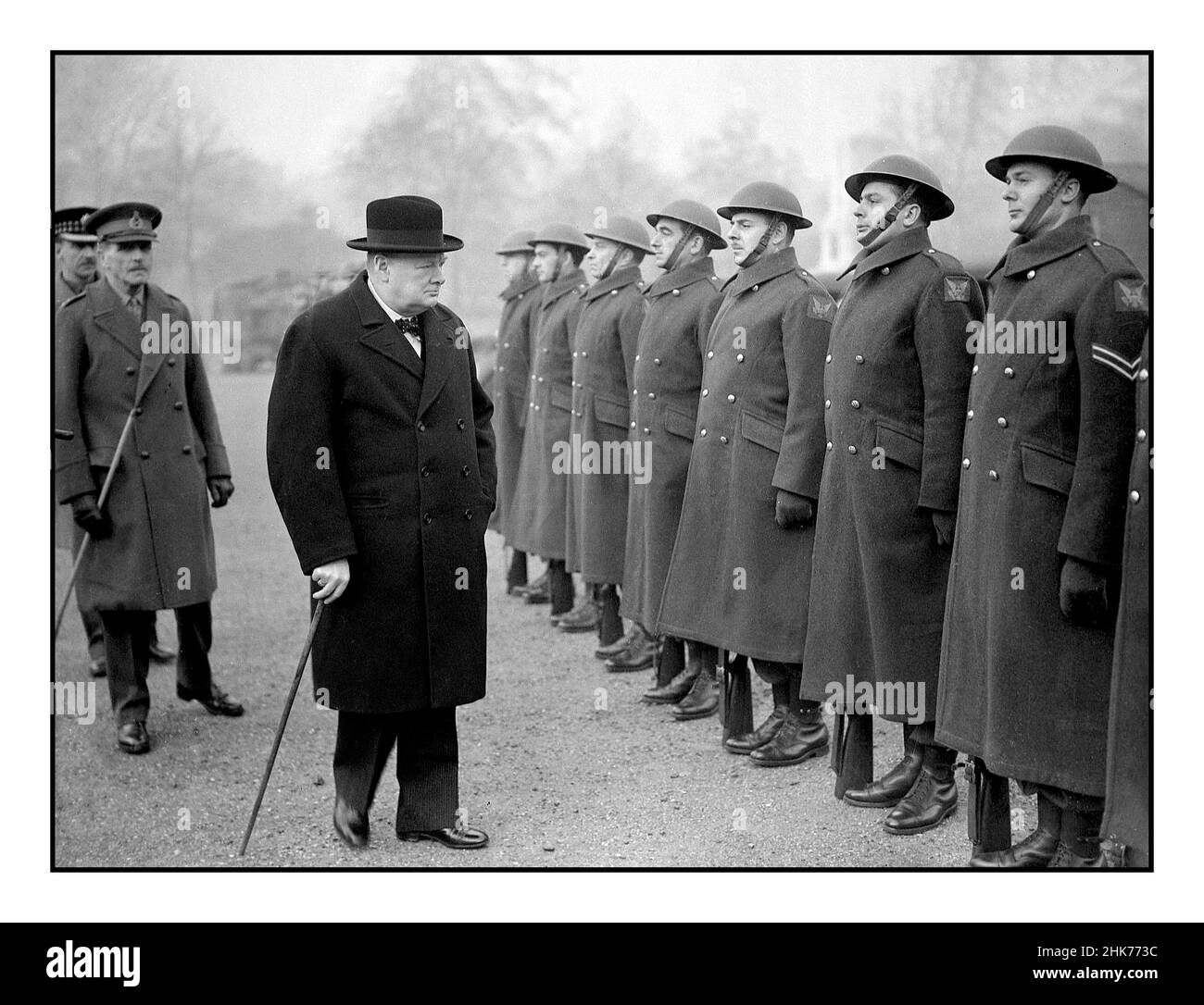 WW2 Winston Churchill ispeziona lo Squadrone americano del 1st della Guardia domestica sulla parata delle Guardie del cavallo, Londra, 9 gennaio 1941 Foto Stock