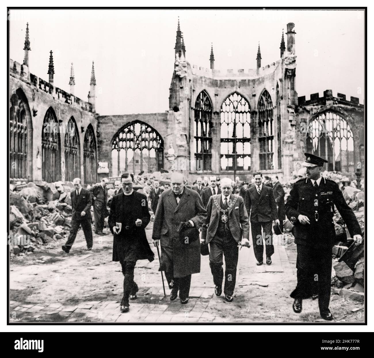 Winston Churchill visita Coventry Cathedral British prime Minister grim fronted visits Coventry Cathedral severley danneggiato dalla Germania nazista Luftwaffe terrore bombardamento Coventry UK 28th settembre 1941. Il primo Ministro Winston Churchill cammina con il Sindaco di Coventry e un membro del clero della Chiesa d'Inghilterra attraverso la rovinata navata della Cattedrale di Coventry dopo essere stato bombardato dall'aviazione tedesca nel novembre 1940. Fotografia ufficiale di guerra per il governo del Regno Unito. Foto Stock