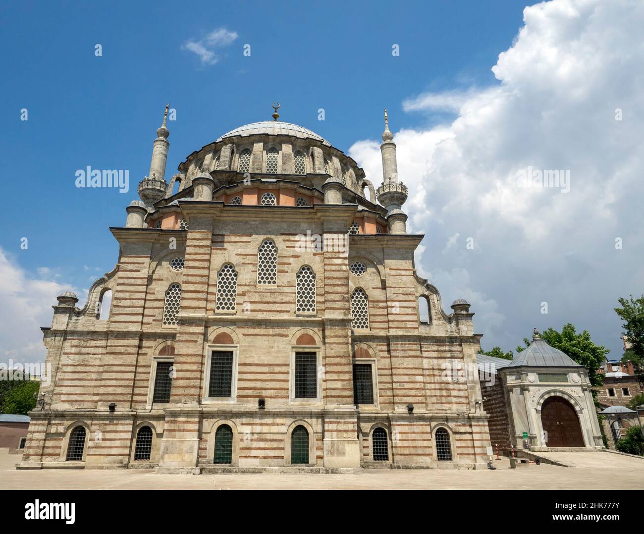 La Moschea di Laleli ha conosciuto anche una moschea di tulipani. Esterno della Moschea Laleli, una moschea imperiale ottomana del XVIII secolo situata a Laleli, Fatih, Istanbul, Tu Foto Stock