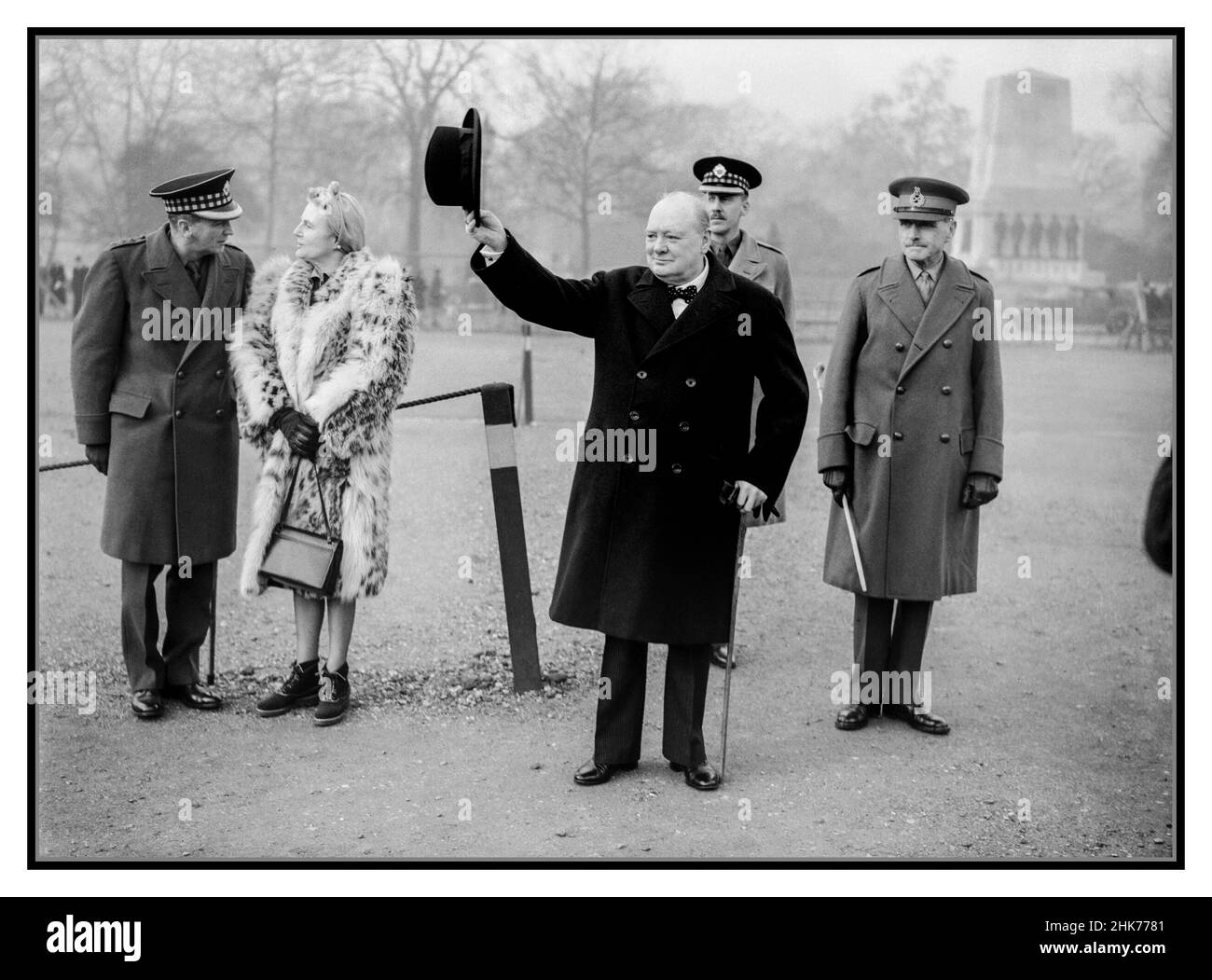 WW2 Winston Churchill il primo ministro britannico della guerra solleva il suo cappello in saluto durante un'ispezione dello Squadrone americano 1st della Guardia domestica alla Parata delle Guardie a cavallo a Londra, 9 gennaio 1941. Seconda guerra mondiale Propaganda morale che amplifica l'immagine ufficiale Foto Stock