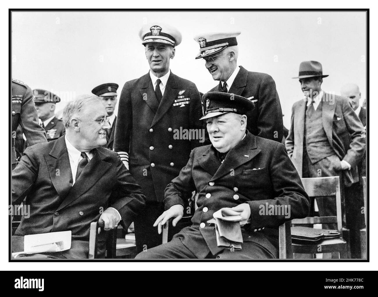 Il presidente Roosevelt e Winston Churchill si sono seduti sul quartier deck dell'HMS PRINCE OF WALES per un servizio domenicale durante la Conferenza atlantica, il 10 agosto 1941. WW2 il presidente della seconda guerra mondiale Franklin D Roosevelt e il primo ministro Winston Churchill dopo il servizio Divino a bordo della HMS PRINCE OF WALES. Subito dietro di loro ci sono l'Ammiraglio e J King, USN e l'Ammiraglio Stark, USN. Questa fotografia è stata scattata durante una serie di incontri tra il Presidente Roosevelt e il primo Ministro Churchill a bordo della HMS PRINCE OF WALES e della USS AUGUSTA nell'Atlantico settentrionale al largo della costa di Terranova, dal 9 al 12 agosto 1941. Foto Stock