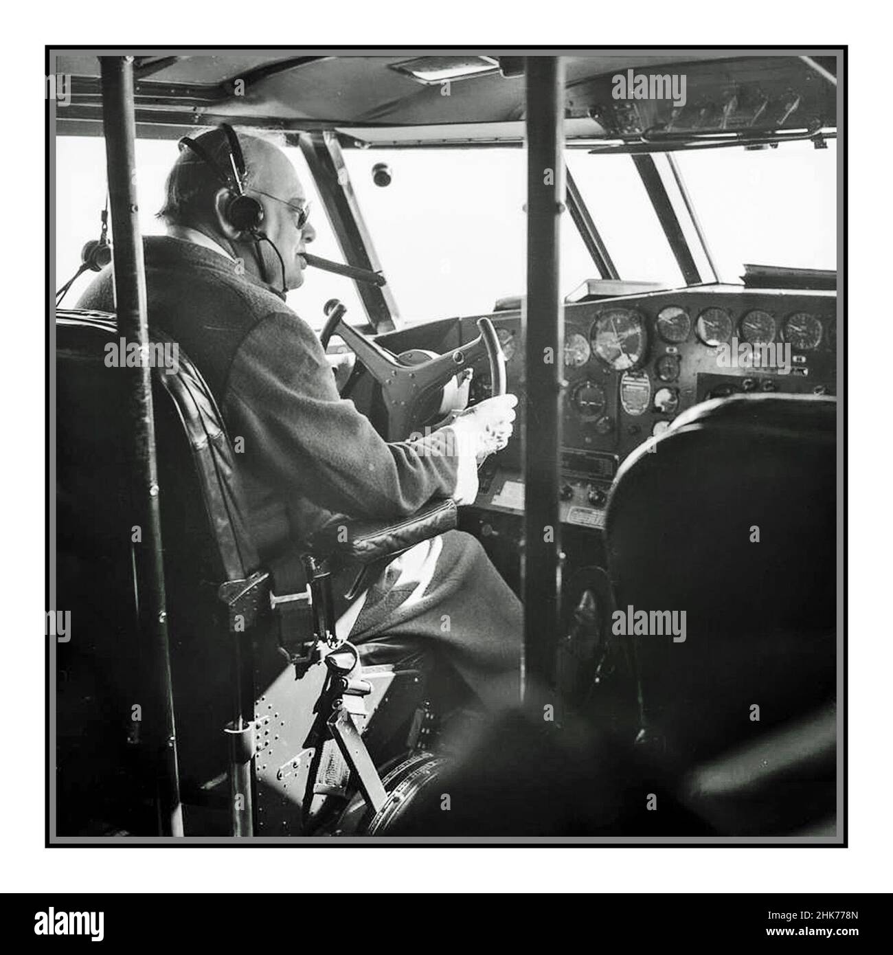 WW2 Winston Churchill primo Ministro britannico nella sede del capitano a bordo della Boeing BOAC 314, nave volante 'Berwick' (registro civile G-AGCA), in rotta dalla Virginia alle Bermuda. Gennaio 16th, 1942. Foto Stock