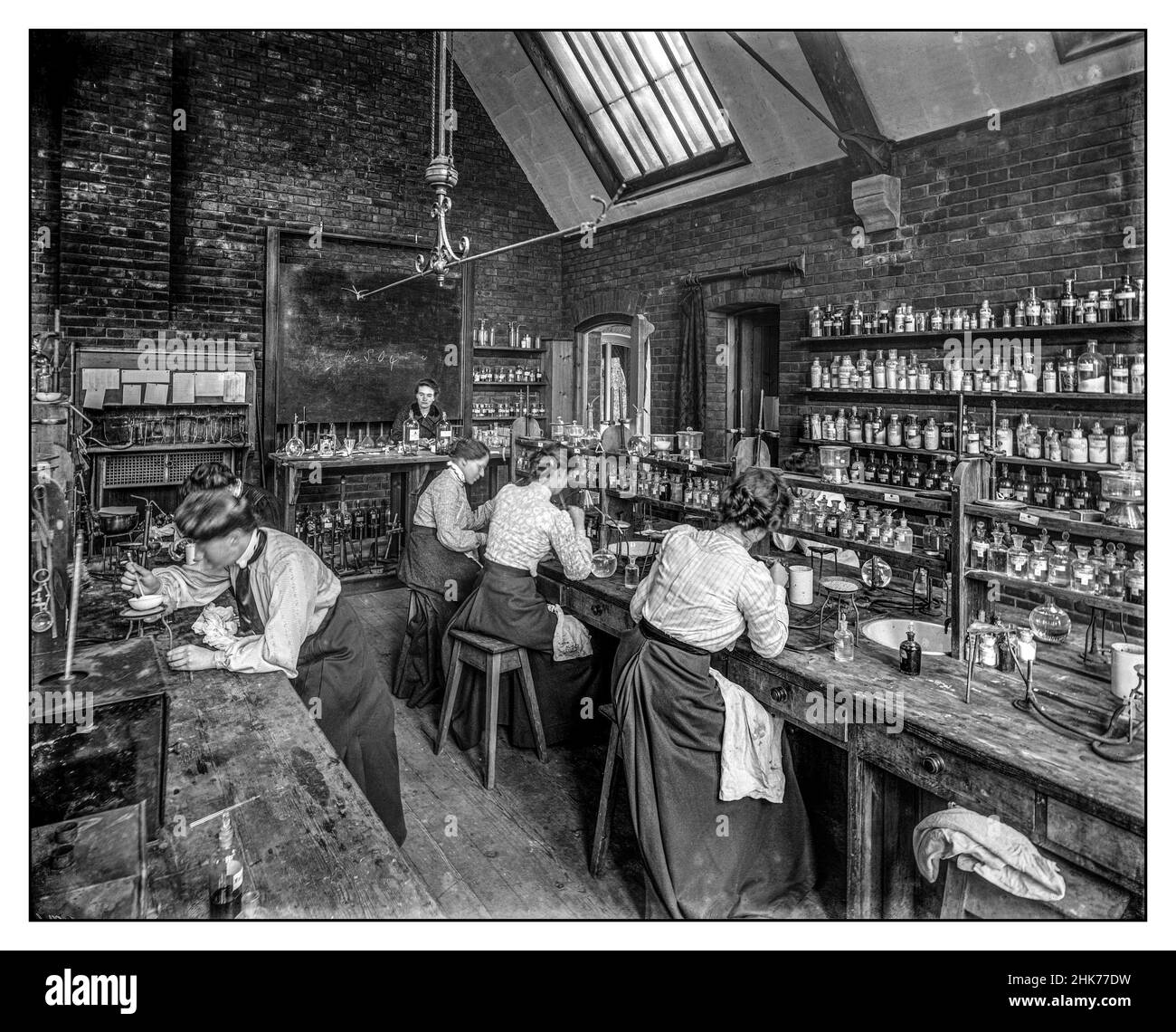 Archivio educazione 1900s studentesse al lavoro nel laboratorio del Girton College, Cambridge University UK, c. 1900 Foto Stock