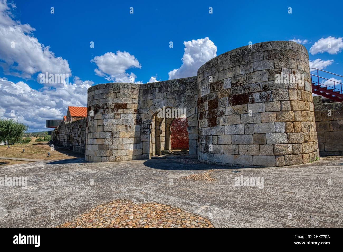 Porta d'ingresso principale, villaggio di Idanha-a-Velha, Serra da Estrela, Beira alta, Portogallo Foto Stock