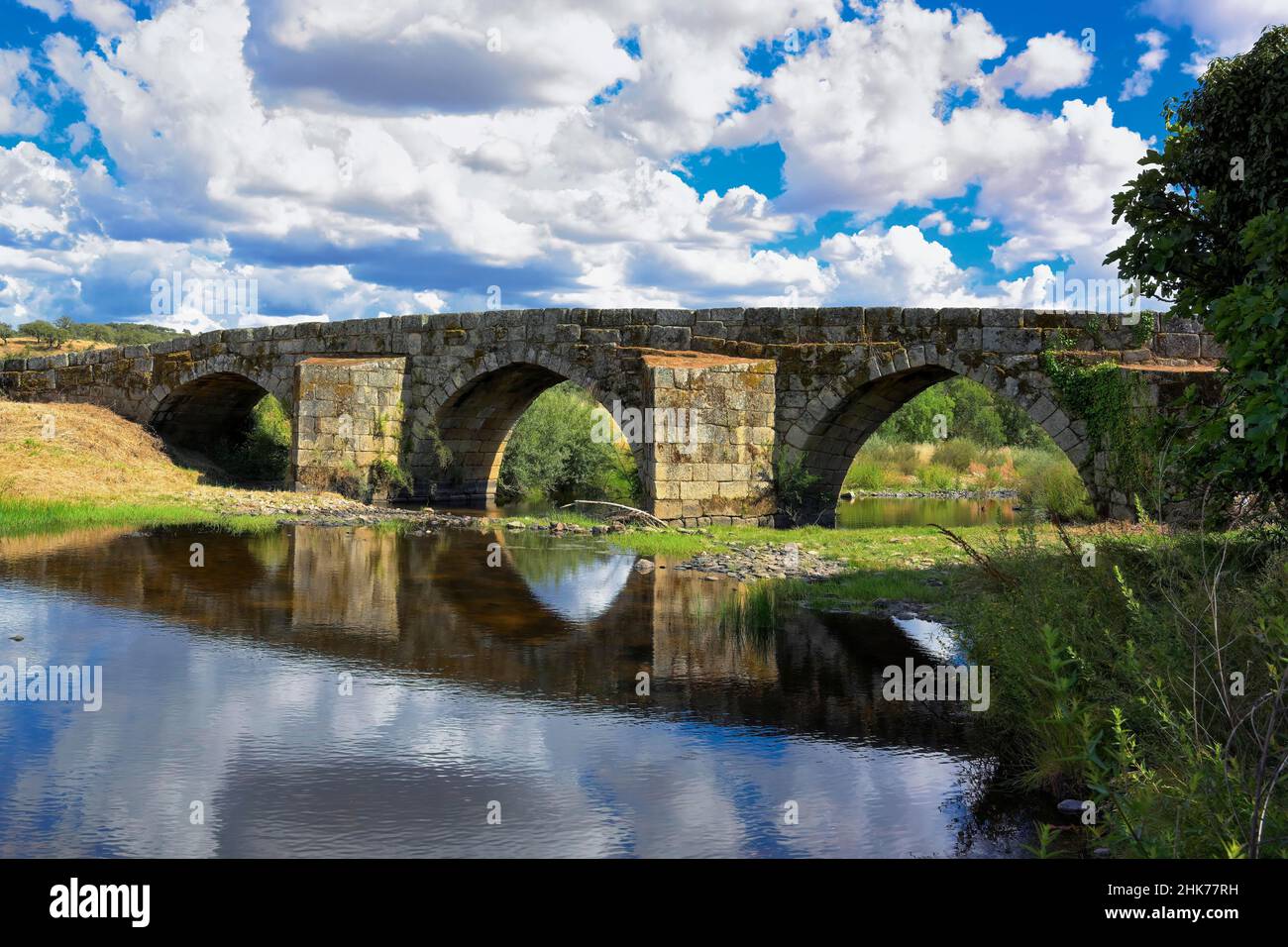 Vecchio ponte, villaggio di Idanha-a-Velha, Serra da Estrela, Beira alta, Portogallo Foto Stock