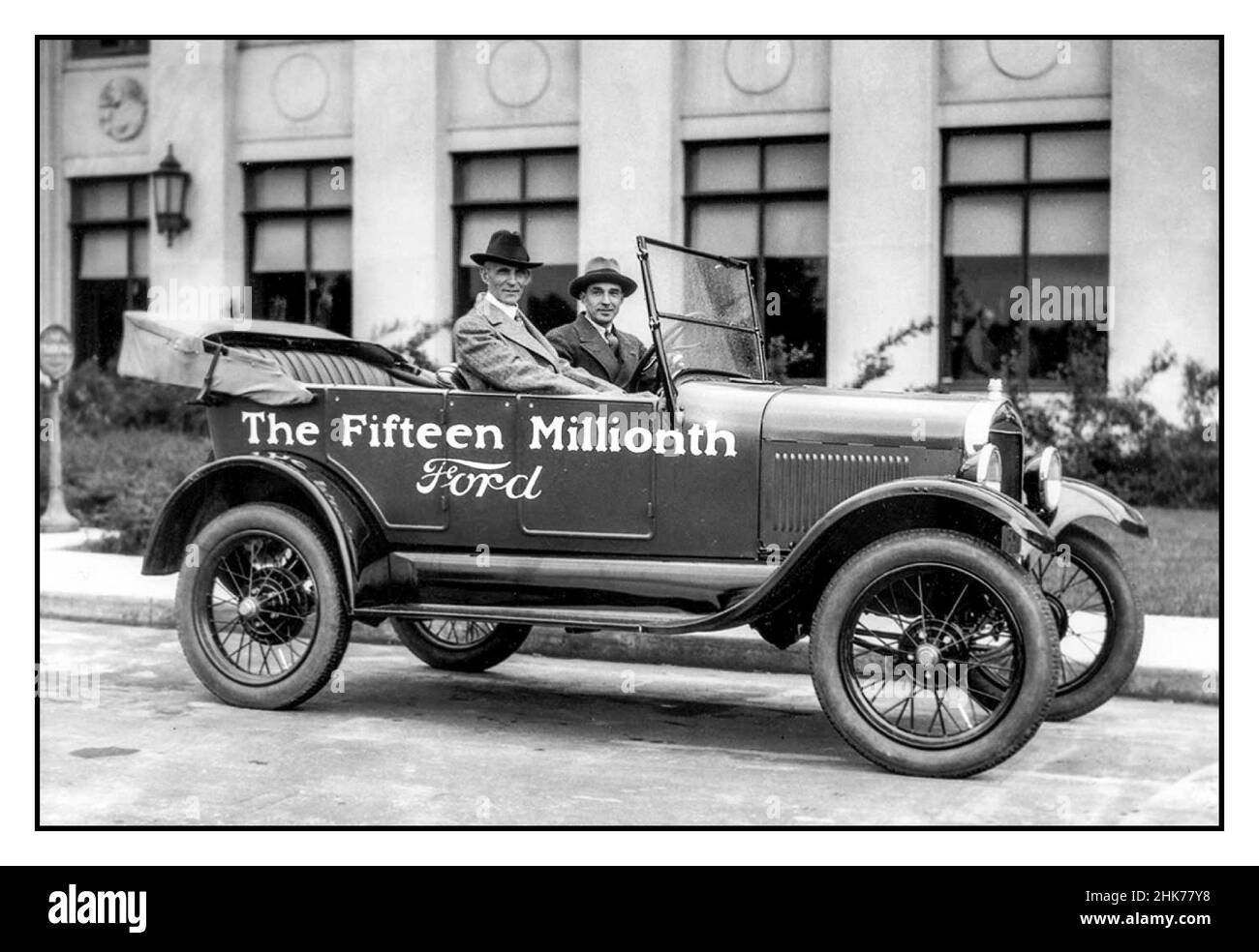 Henry Ford ed Edsel Ford in un motorcar modello T il quindicesimo milionesimo fatto da Ford 1928: Inventore visionario americano e industriale Henry Ford (1863 - 1947) e suo figlio, esecutivo automobilistico Edsel Ford (1893 - 1943), siedono in 'il quindicesimo milionth Ford '. Foto Stock