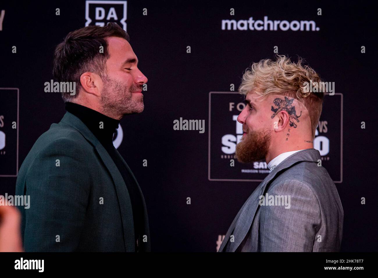 NEW YORK CITY, NY - FEBBRAIO 2: (R-L) Jake Paul ed Eddie Hearn in comical face-off, entrambi stanno co-promuovendo lo storico scontro femminile indiscusso tra Taylor e Serrano. Il face-off è avvenuto durante la Amanda Serrano contro Katie Taylor Press Conference al Madison Square Garden il 2 febbraio 2022 a New York City, New York, Stati Uniti. (Foto di Matt Davies/PxImages) Foto Stock