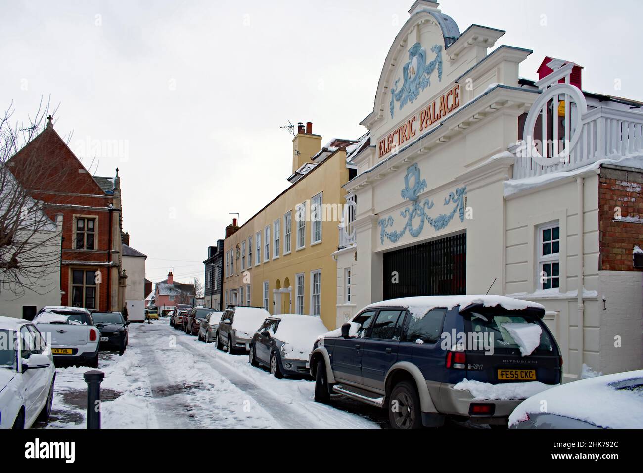 La facciata anteriore del Palazzo elettrico, uno dei più antichi cinema sopravvissuti, Harwich, Regno Unito. Strada storica con auto parcheggiate e neve. Foto Stock