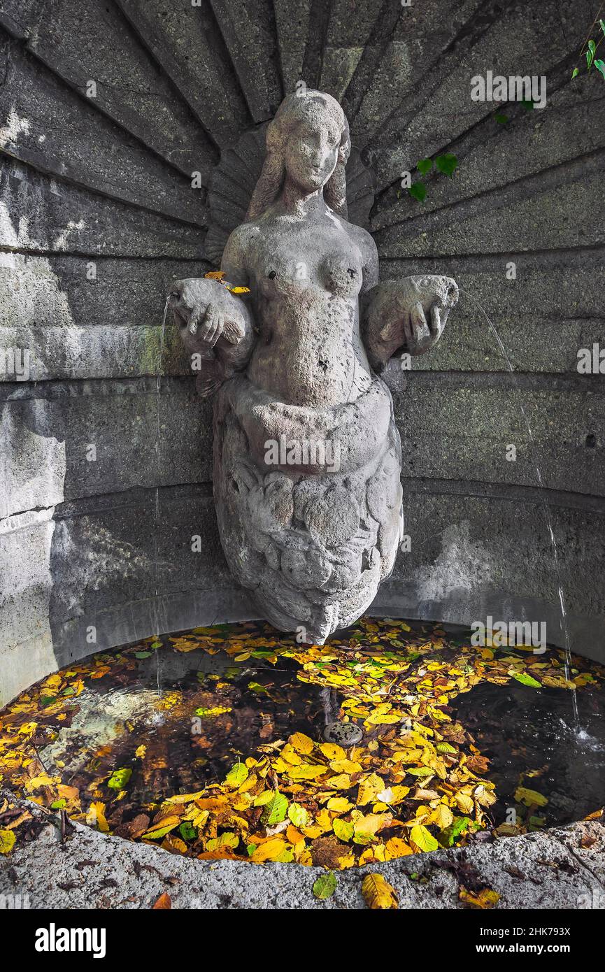 Monumento, fontana femminile, di Philipp Widmer, Gebsattelstrasse, Au, Monaco, Baviera, Germania Foto Stock