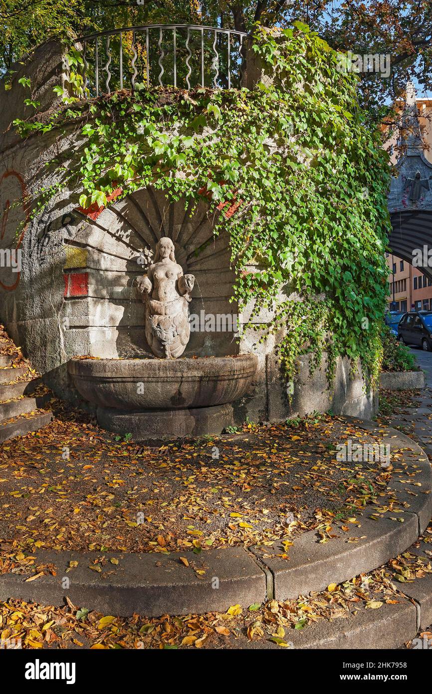 Monumento, fontana femminile, di Philipp Widmer, Gebsattelstrasse, Au, Monaco, Baviera, Germania Foto Stock