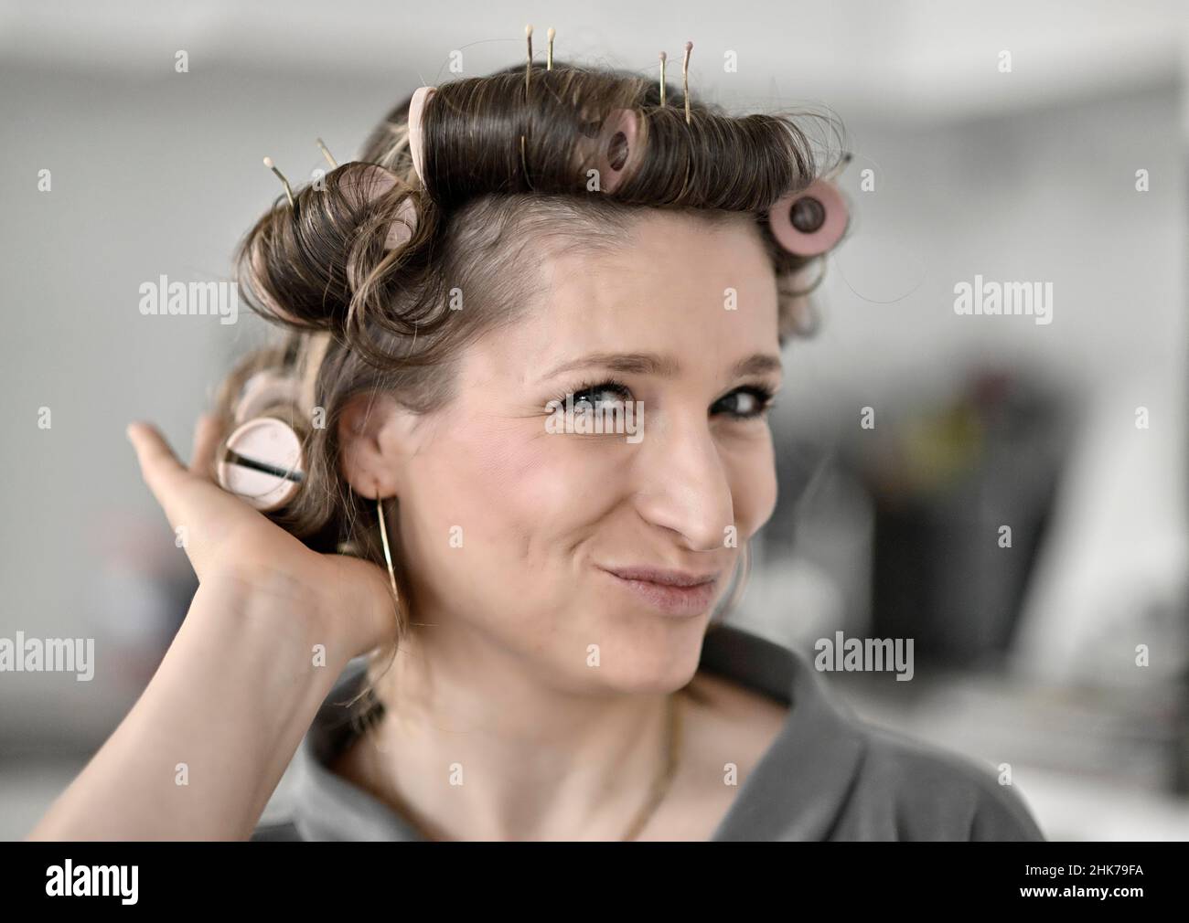 Donna con curlers, Baden-Wuerttemberg, Germania Foto Stock